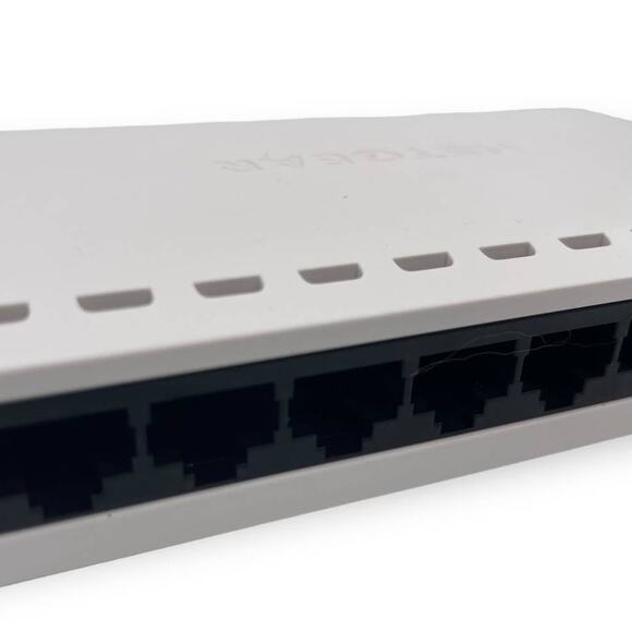 NETGEAR GS608 v4 8-Port Gigabit Ethernet Switch Unmanaged Network Hub + Power - Picture 3 of 6